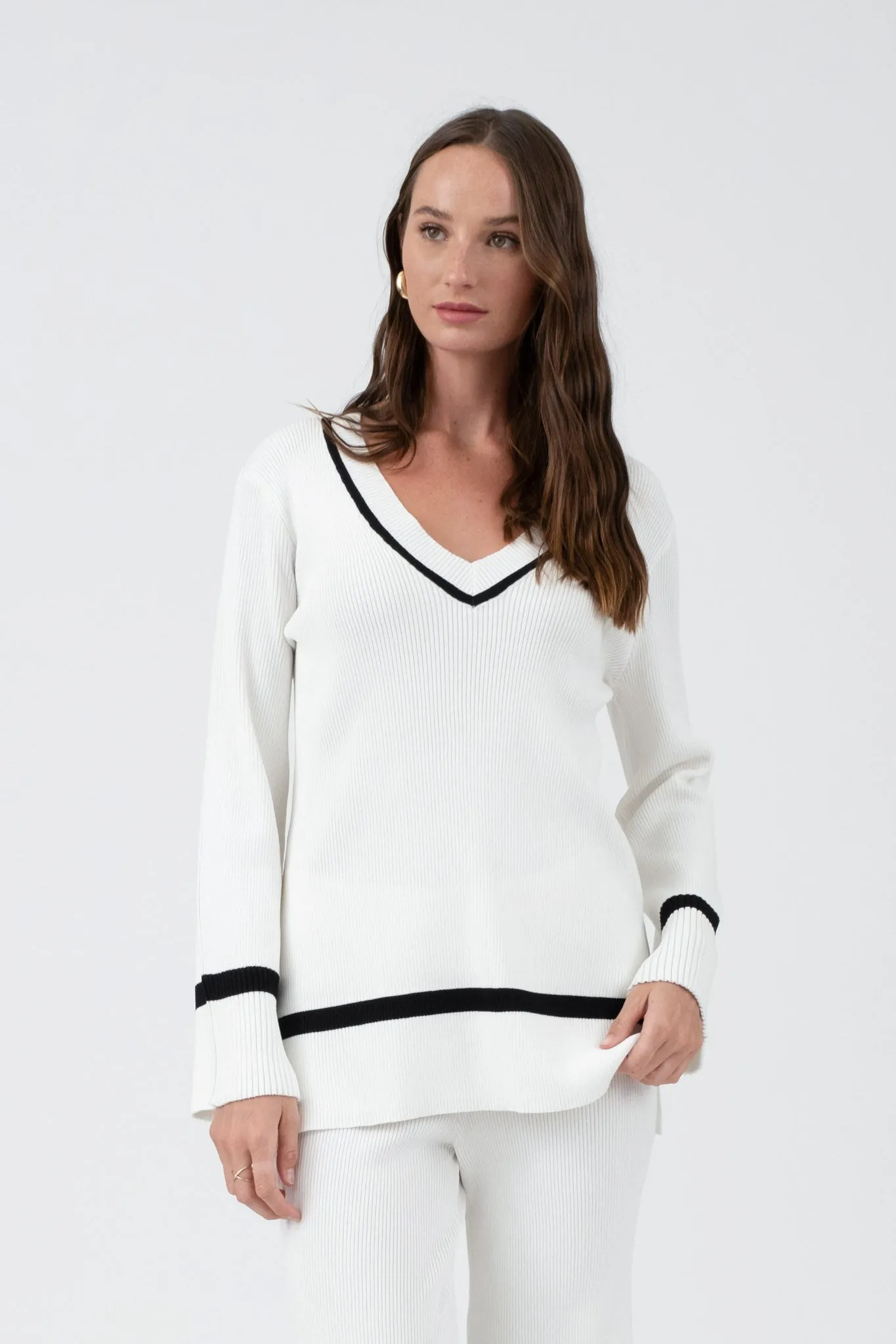 CONTRAST TRIM V NECK PULLOVER SWEATER