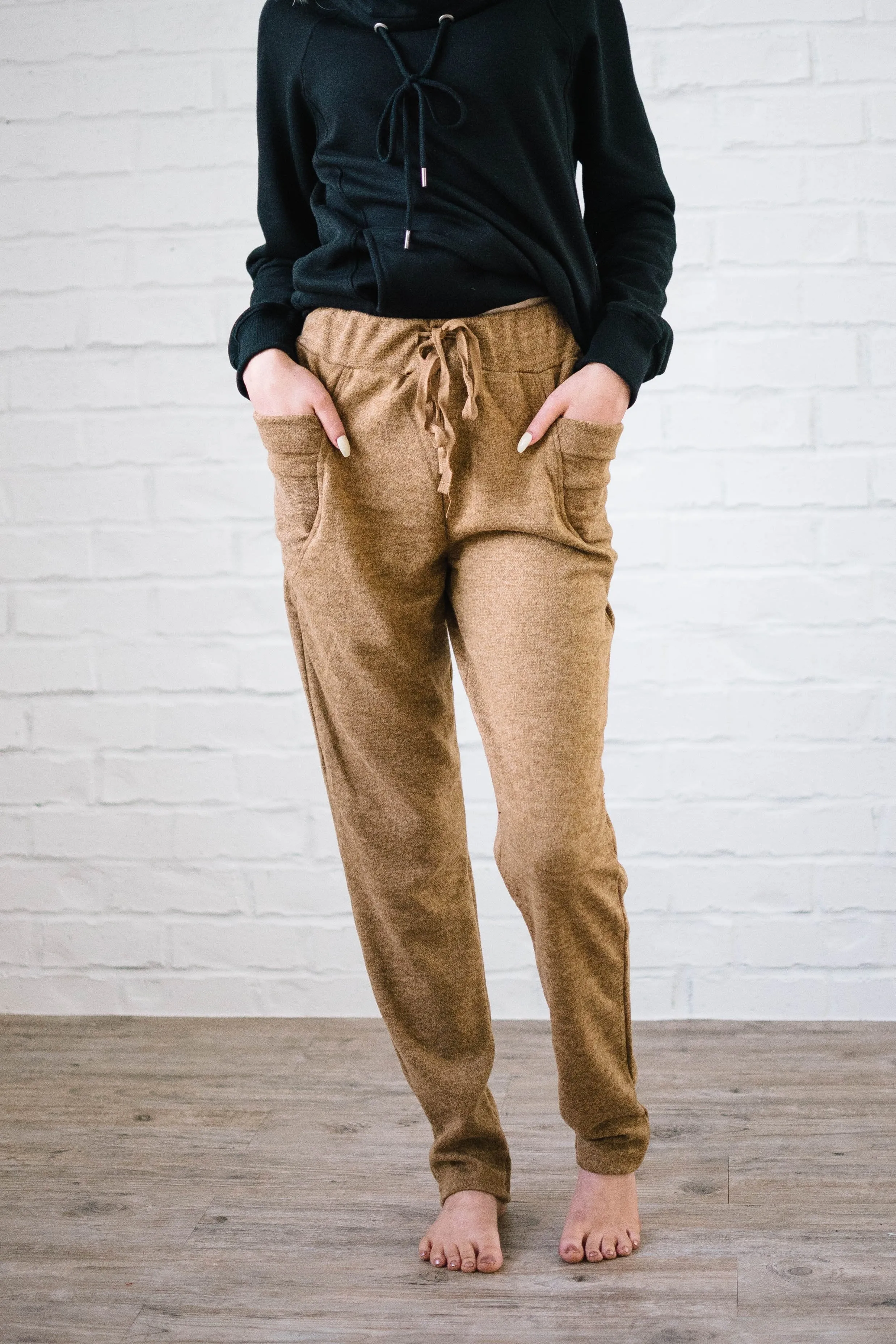 Cozy Joggers with Side Pockets in Camel