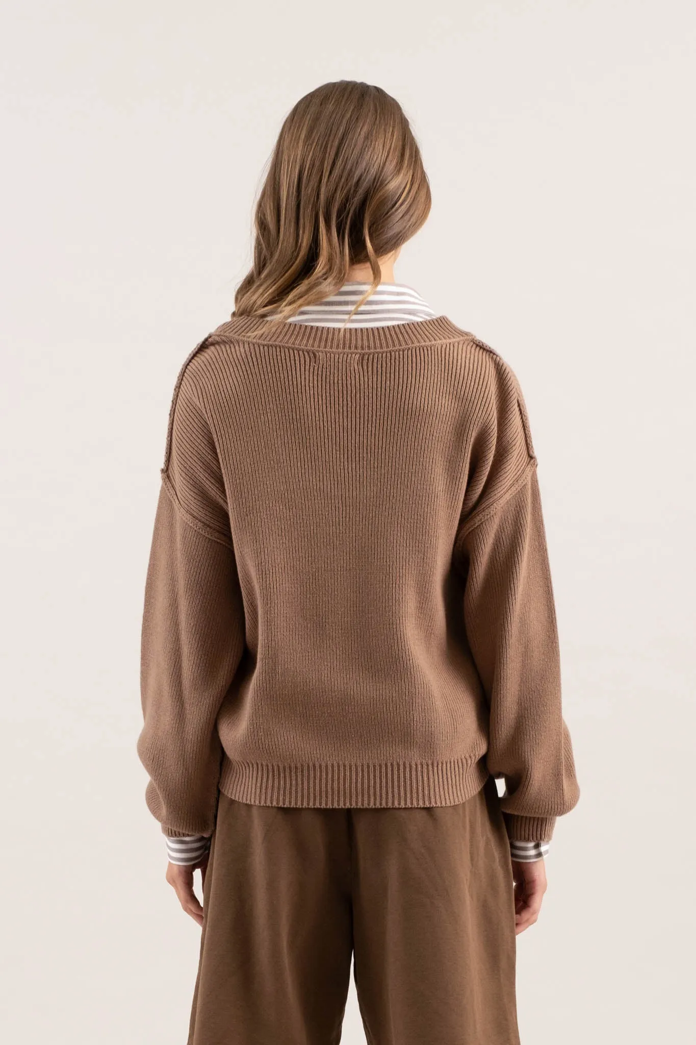 EXPOSED SEAM V NECK PULLOVER KNIT SWEATER